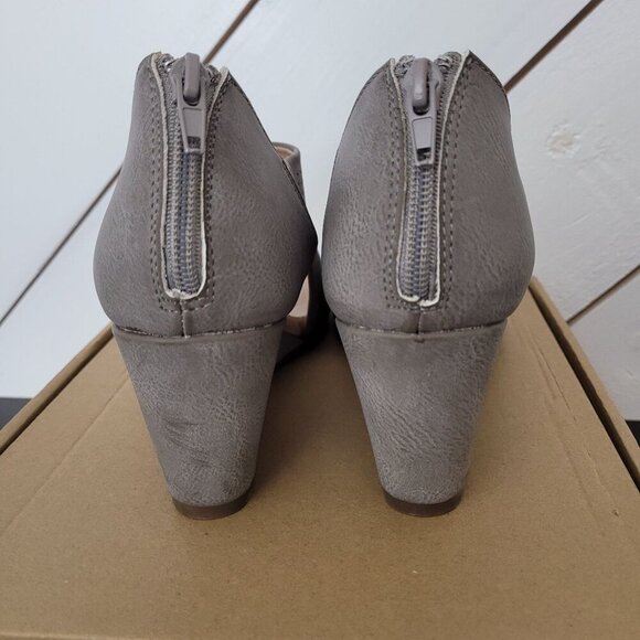 NEW Journee Collection Aretha Grey Distressed Womens 9.5 Peep Toe Wedge Sandals - Picture 5 of 10